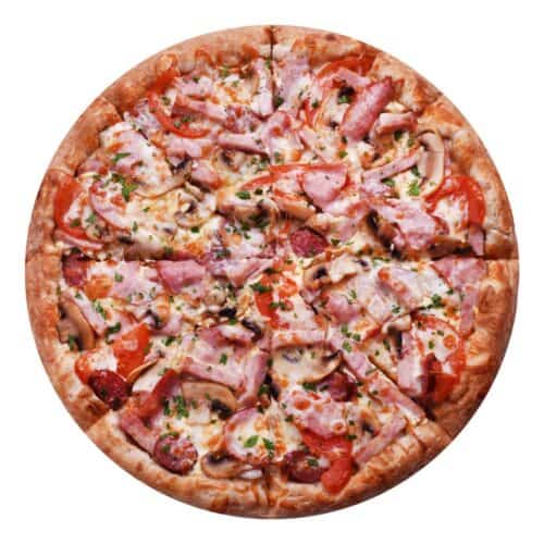 Свежая пицца "Фермерская" с ветчиной, колбасками, томатами, грибами и зеленью. Вкусное блюдо для всей семьи.